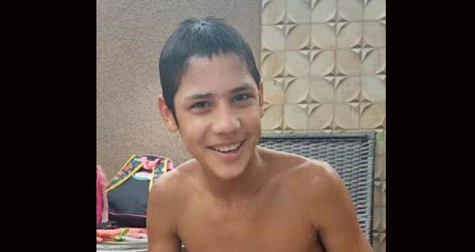 Adolescente de 14 anos morre eletrocutado ao tentar pegar mangas em árvore