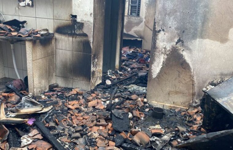 Mulher descobre traição após 15 anos, ateia fogo na própria casa e família perde tudo no Paraná