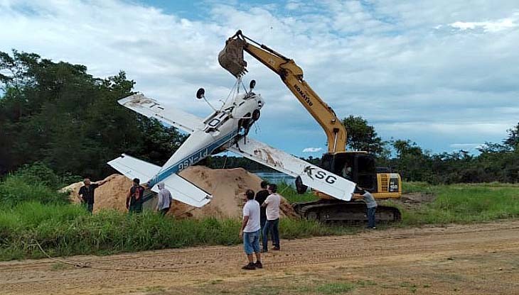 Aeronave que caiu ao tentar pouso é retirada do rio Teles Pires