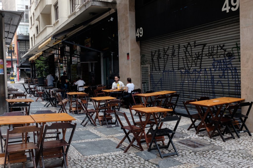 Prefeitura de SP vai isentar de taxa bares que ocupam calçadas