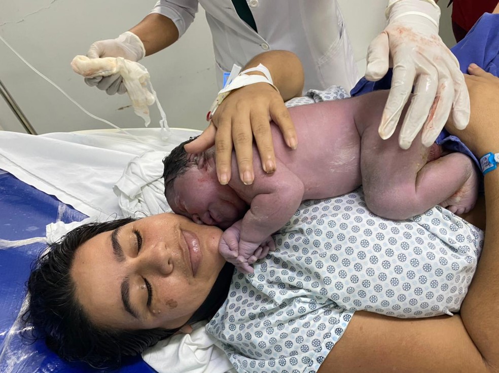 Pela 2ª vez, mãe dá à luz bebê com mais de 5 kg; criança impressionou equipe médica em Gurupi