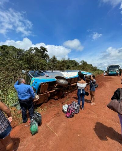 Ônibus da empresa Rio Novo cai em barranco na BR-158; nenhum passageiro se feriu