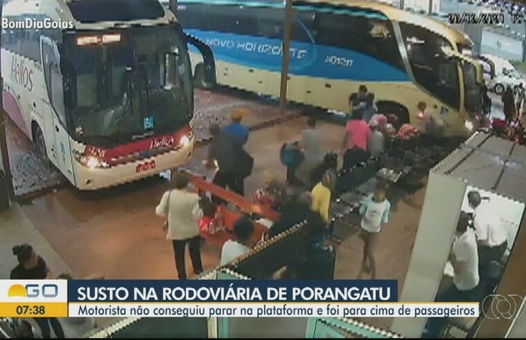 Ônibus invade plataforma de embarque e quase atinge passageiros em Porangatu