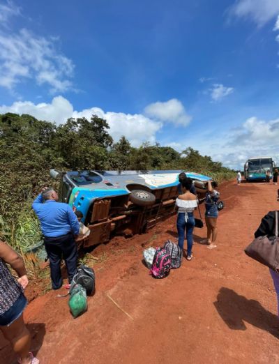 Ônibus da empresa Rio Novo cai em barranco na BR-158; nenhum passageiro se feriu