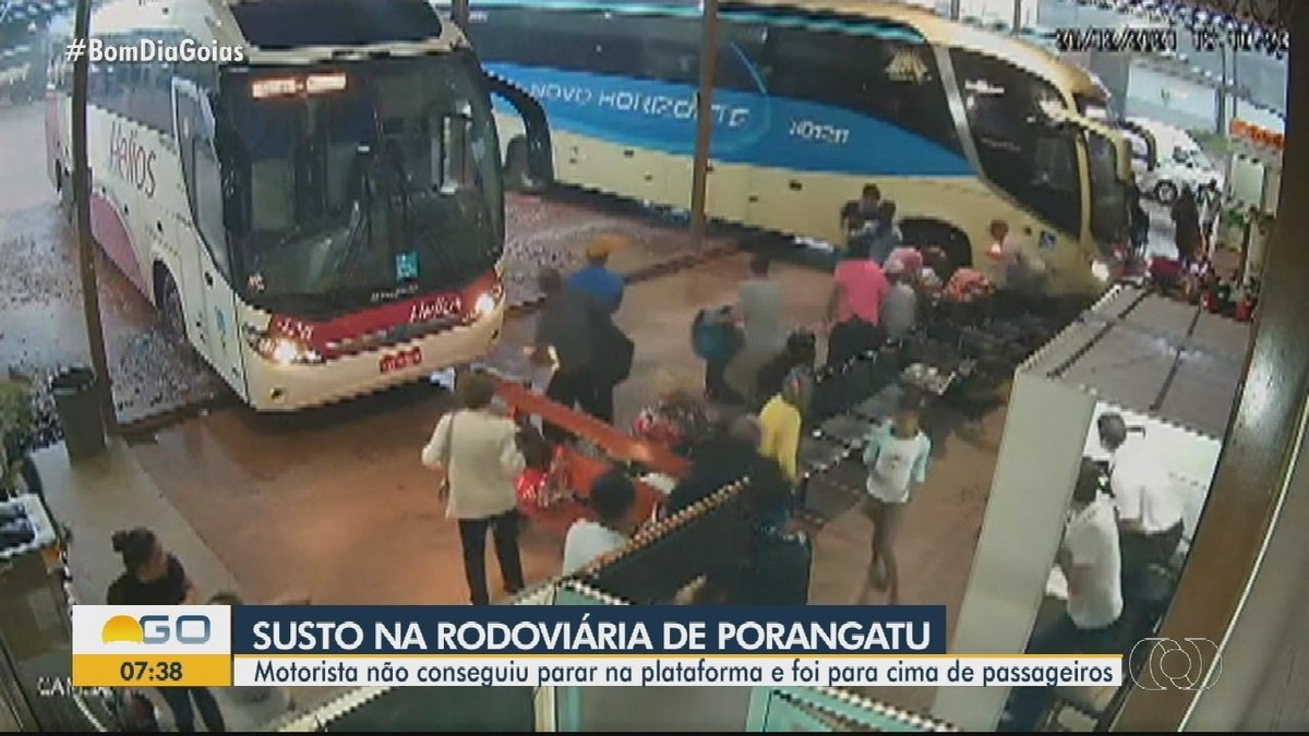 Ônibus invade plataforma de embarque e quase atinge passageiros em Porangatu