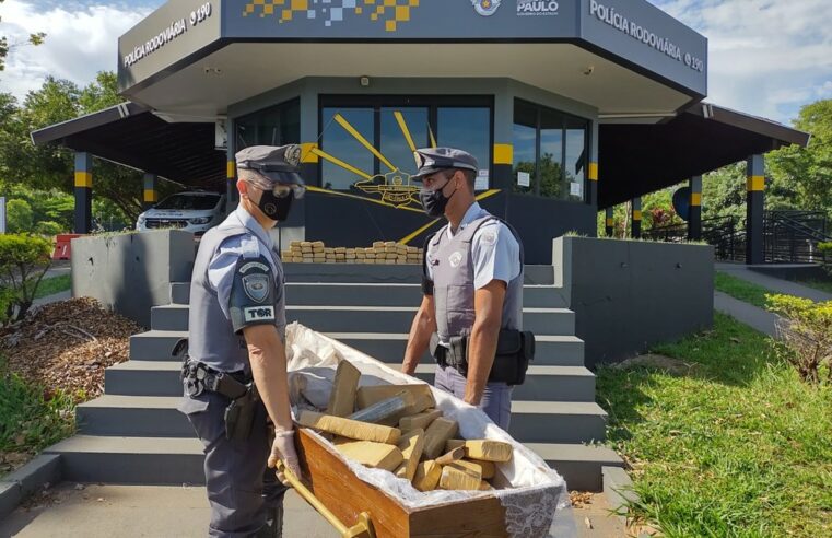 Polícia Rodoviária apreende droga escondida em caixão dentro de carro funerário