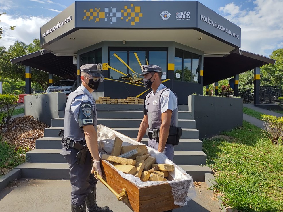 Polícia Rodoviária apreende droga escondida em caixão dentro de carro funerário