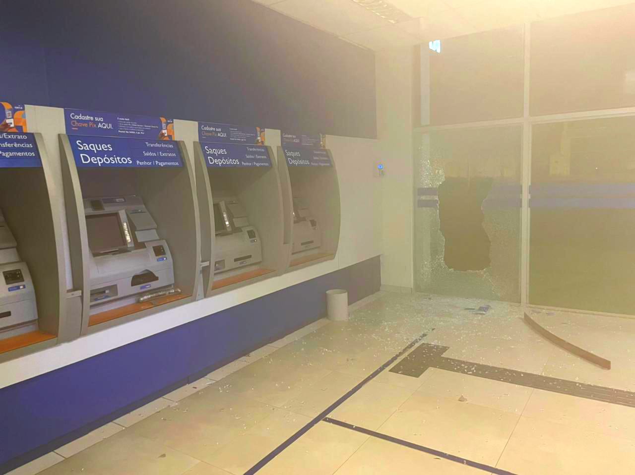 Colíder: bandidos tentam explodir caixas eletrônicos em agência bancária