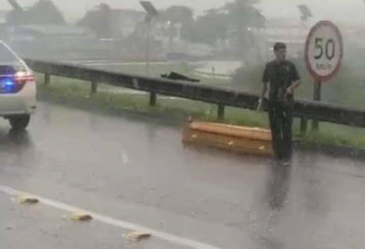 Policiais encontram caixão com corpo dentro no meio da pista na BR 116