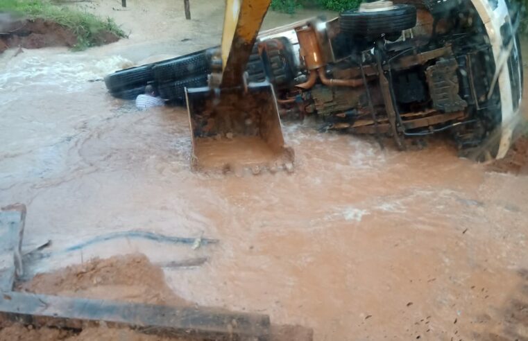 Ponte quebra em estrada vicinal e caminhão da prefeitura de Alta Floresta cai em rio