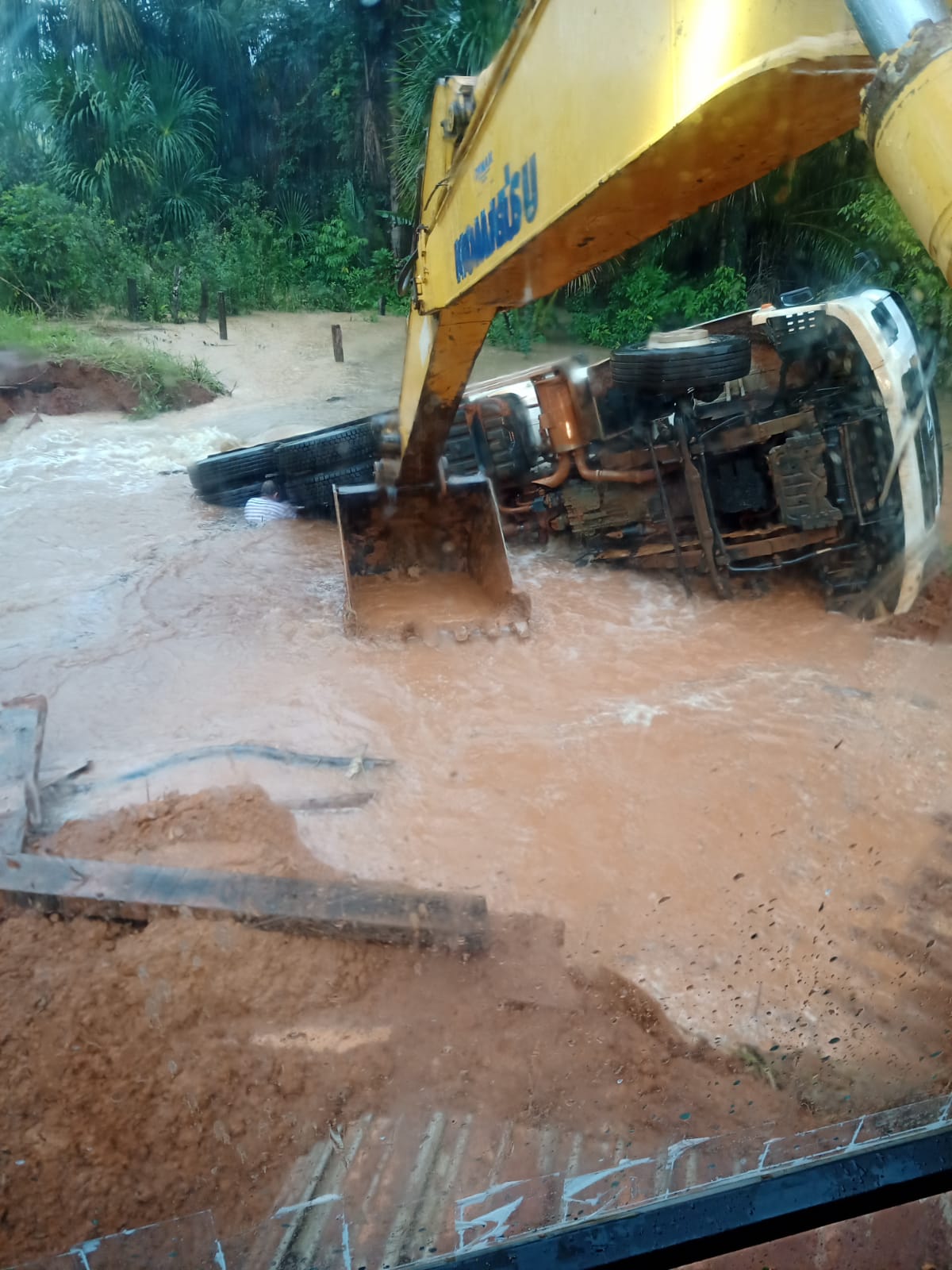 Ponte quebra em estrada vicinal e caminhão da prefeitura de Alta Floresta cai em rio