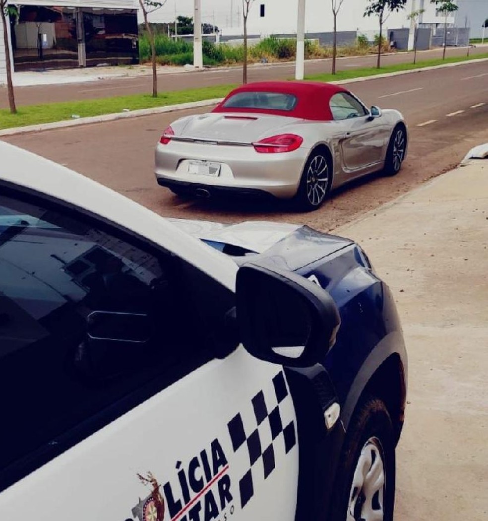 Porsche furtado após ser apreendido por dívida de quase R$ 500 mil é recuperado pela polícia em MT