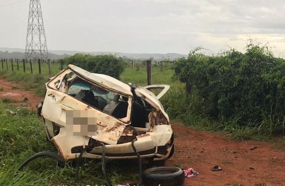 Carro capota com três pessoas na MT 170 próximo de Juína