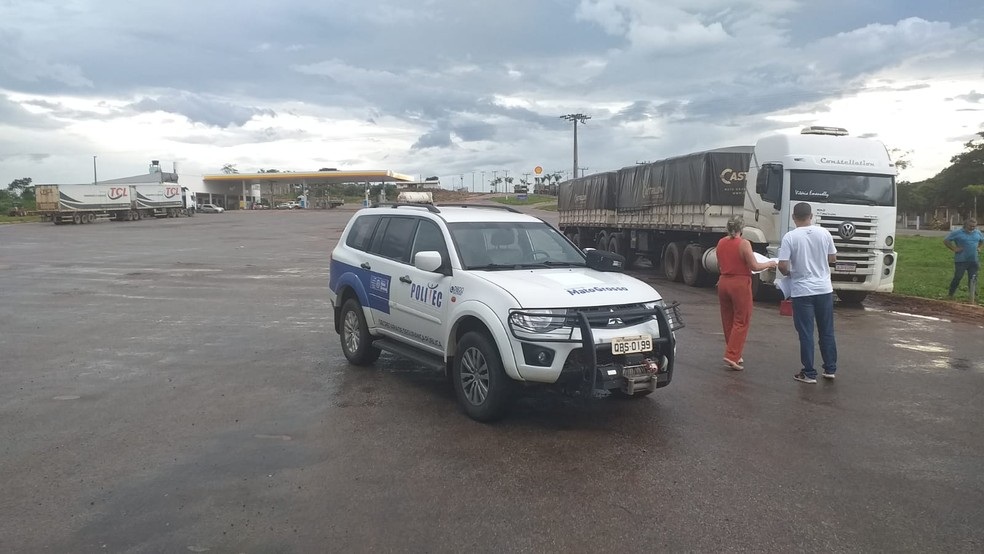 Motorista tem caminhão roubado e fica amarrado por 12h em cativeiro em MT