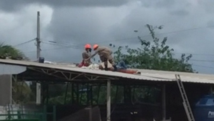 Homem recebe descarga elétrica ao tentar instalar placa solar em barracão
