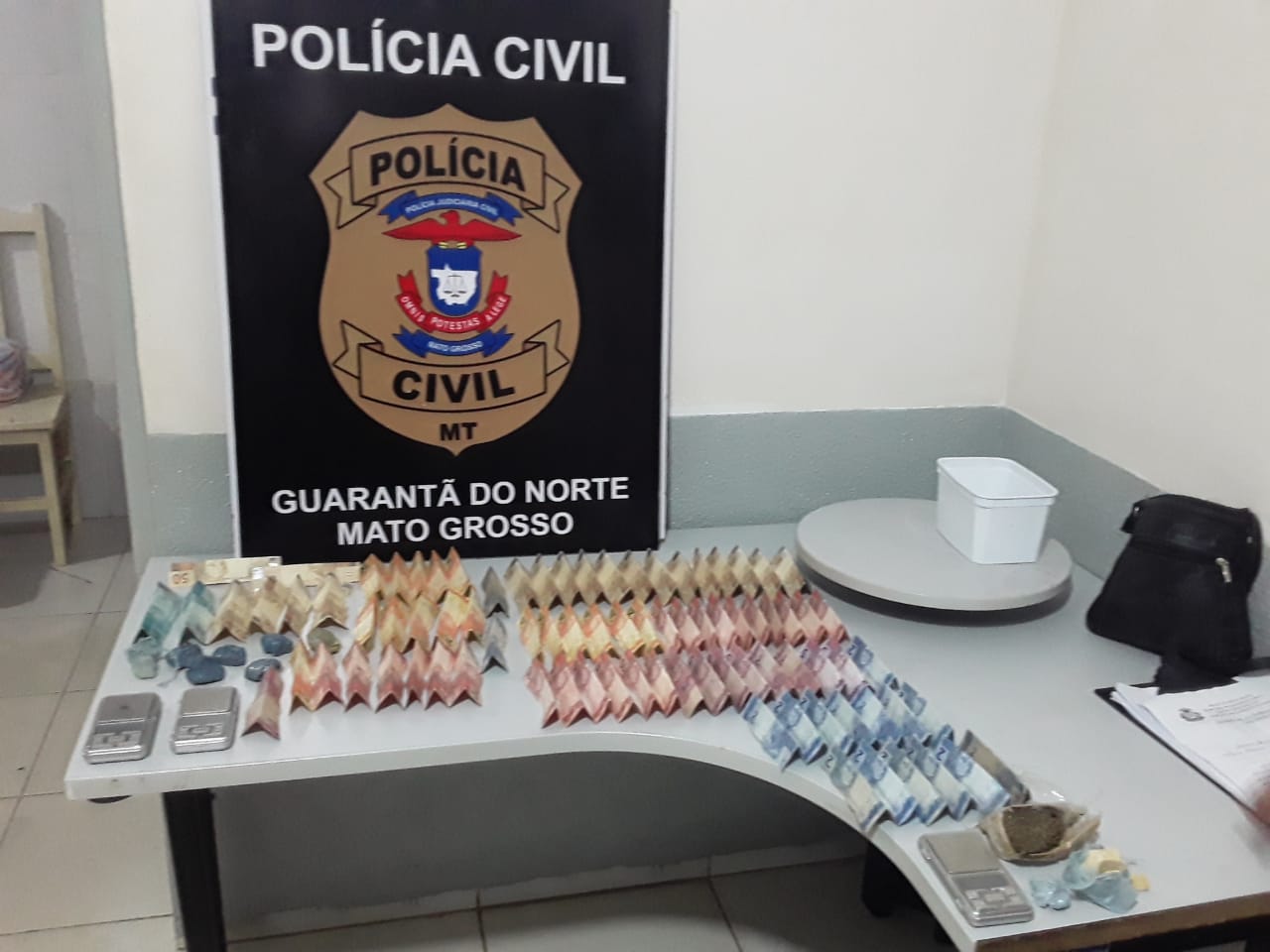 Através de denuncia polícia de Guarantã do Norte estoura boca de fumo e prende casal e apreende menor