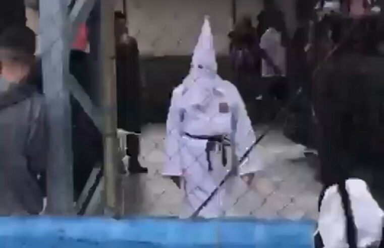 Professor usa roupa semelhante à da Ku Klux Klan, grupo de supremacia branca, em escola estadual de SP