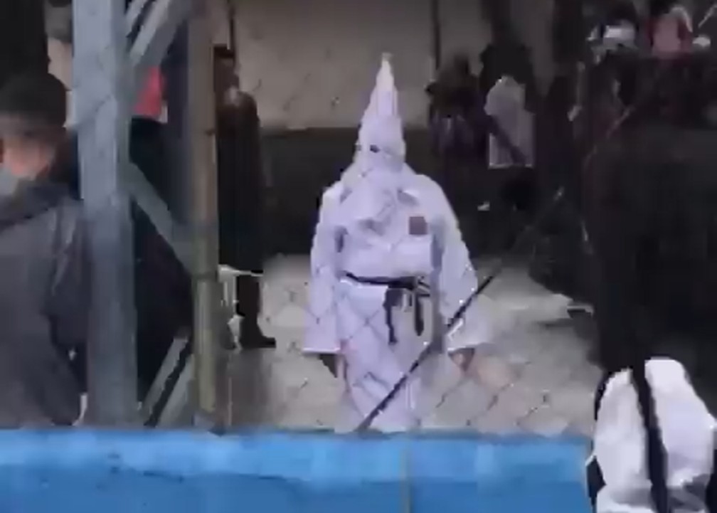 Professor usa roupa semelhante à da Ku Klux Klan, grupo de supremacia branca, em escola estadual de SP