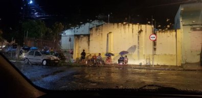 Cidadãos passam noite na chuva para garantirem “ossinhos” em Cuiabá