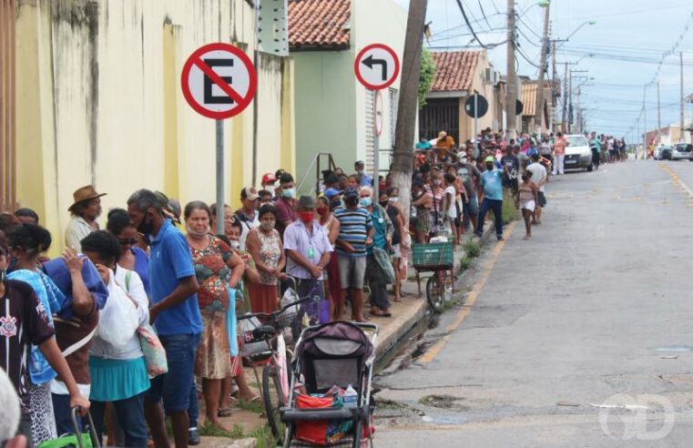Pessoas dormem na fila para ganhar ossinho em Cuiabá