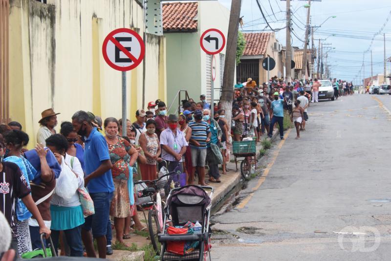 Pessoas dormem na fila para ganhar ossinho em Cuiabá