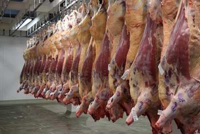 China suspende temporariamente a importação de carne de quatro frigoríficos brasileiros, MT na lista