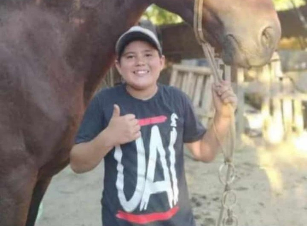 Menino de 11 anos morre após bater bicicleta elétrica em árvore em São José dos Campos