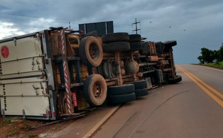 Caminhão carregado com 8 toneladas de gelo tomba na MT-320