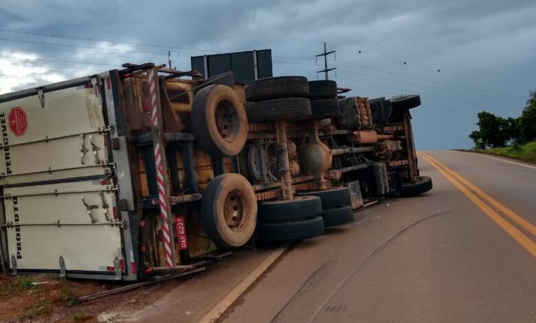 Caminhão carregado com 8 toneladas de gelo tomba na MT-320