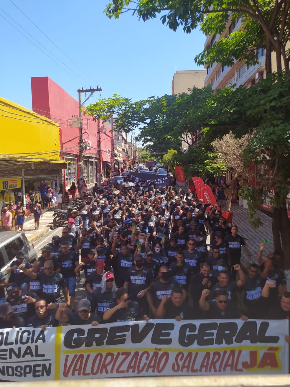 Greve dos policiais penais chega ao 12º dia em MT e profissionais fazem ato para cobrar reajuste salarial