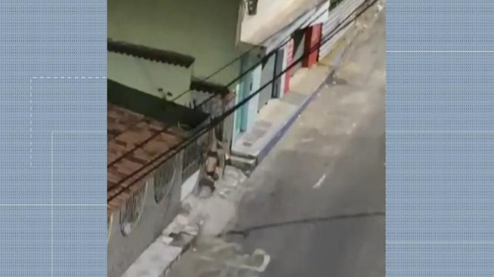 Homem tenta invadir casa, fica preso em portão pela calça e foge de cueca
