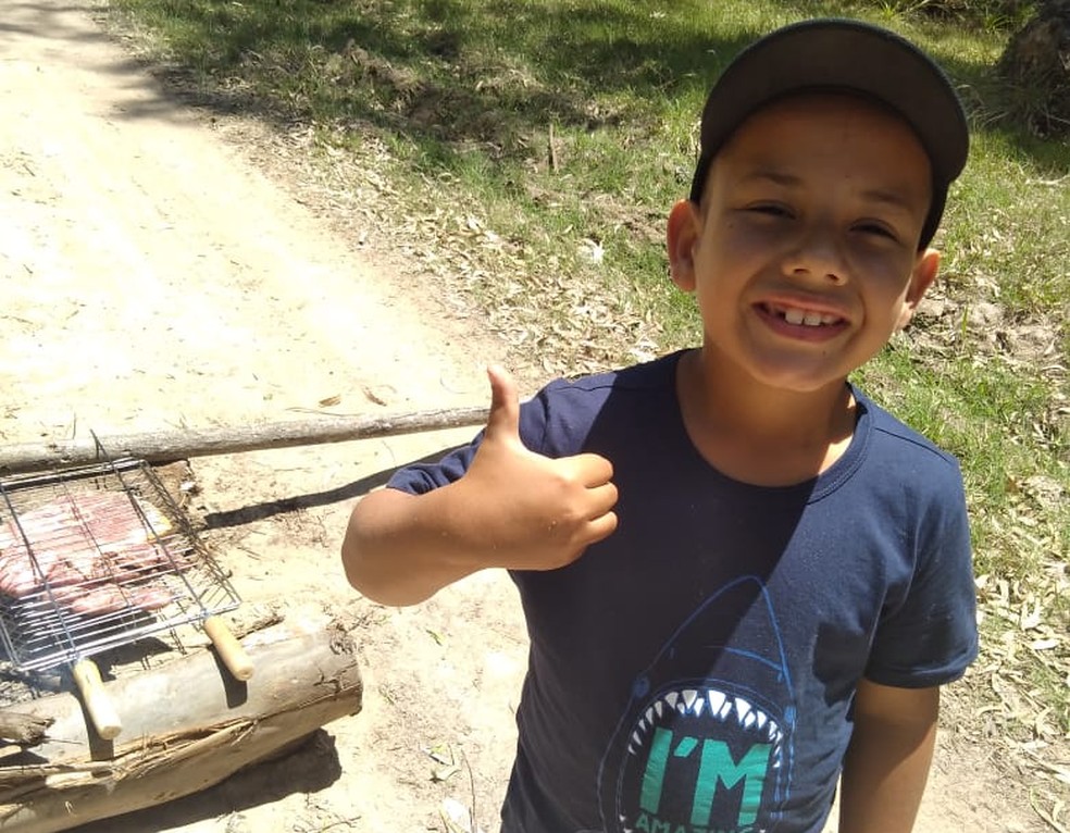 Família de menino que pediu carne de Natal pagou contas, comeu muito churrasco e pensa no futuro: ‘comprar fogão para fazer quitutes’