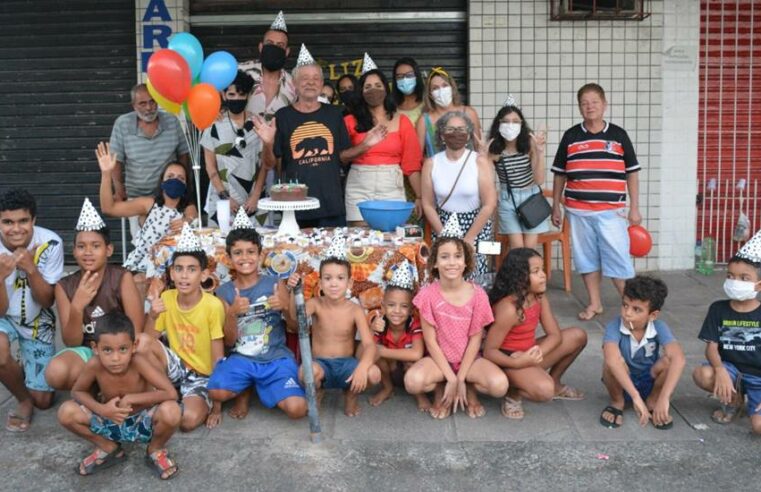 Morador de rua ganha festa de aniversário emocionante em Recife