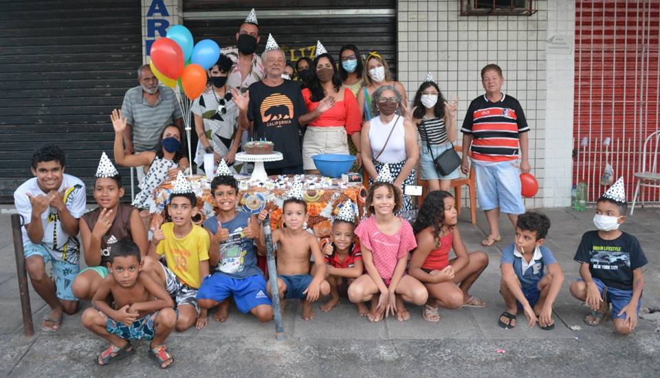 Morador de rua ganha festa de aniversário emocionante em Recife