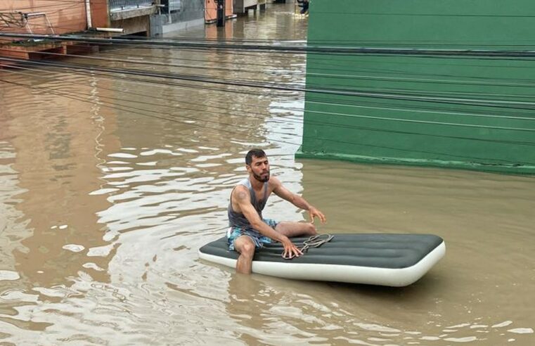 Mototaxista que ajudou vizinhos com colchão inflável relata tensão durante enchente na BA: ‘achei que estavam todos mortos’