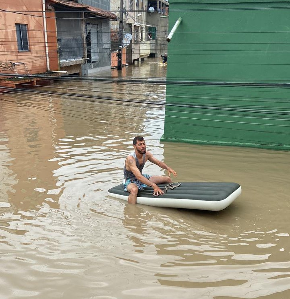 Mototaxista que ajudou vizinhos com colchão inflável relata tensão durante enchente na BA: ‘achei que estavam todos mortos’