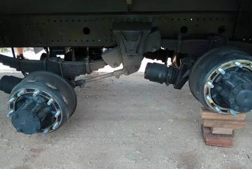 Sorriso: Bandidos arrancam 4 pneus de caminhão enquanto motorista dormia