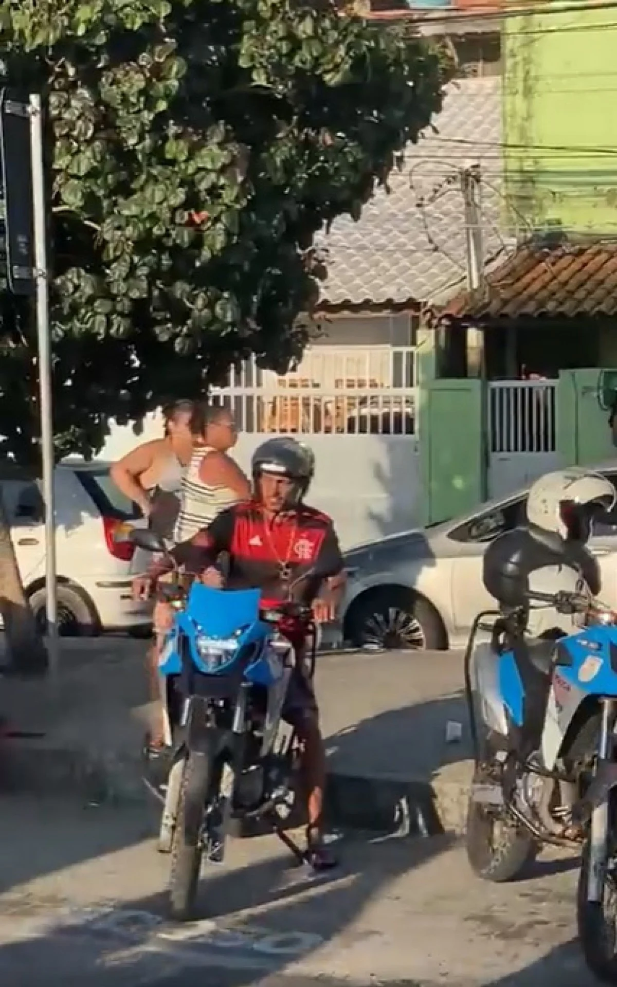 Homem sobe em moto da PM, finge dar partida e é preso