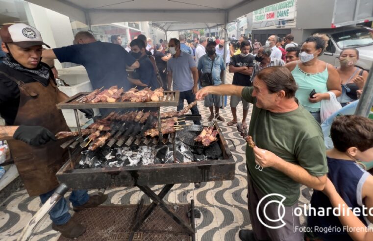 Pecuaristas distribuem espetinho na porta do Bradesco em protesto a campanha por redução do consumo de carne