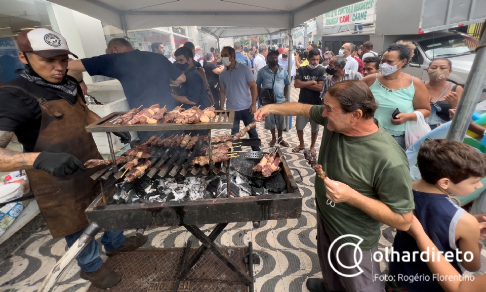 Pecuaristas distribuem espetinho na porta do Bradesco em protesto a campanha por redução do consumo de carne