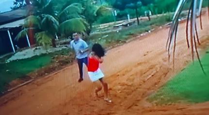 Mulher leva tapa no meio da rua; polícia procura agressor