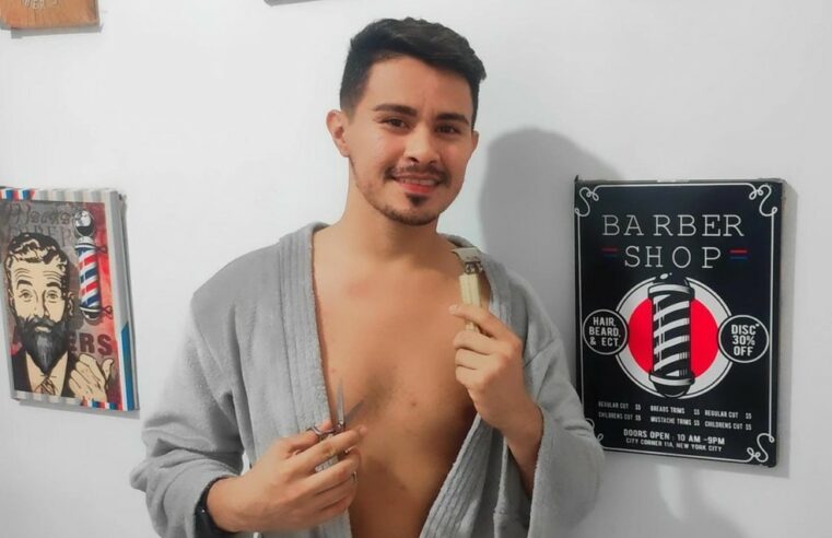 Cearense se inspira em praia de nudismo e cria barbearia com funcionários e clientes nus