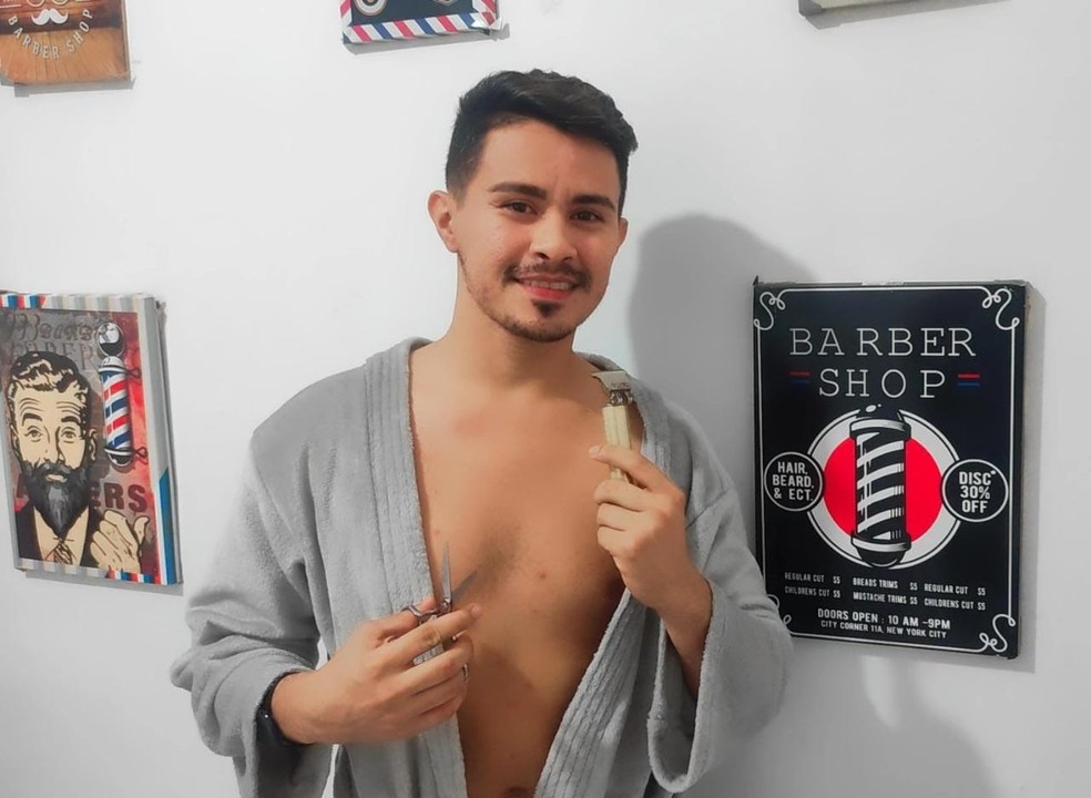Cearense se inspira em praia de nudismo e cria barbearia com funcionários e clientes nus
