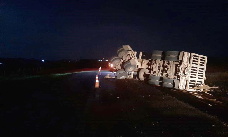 Vagão de bitrem se solta e tomba na rodovia MT-320