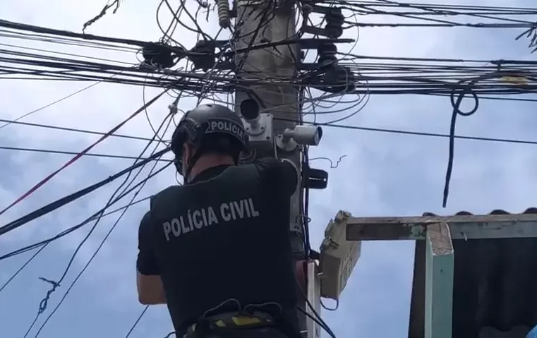 Traficantes instalam câmeras em postes para vigiar entrada de policiais e evitar flagrantes