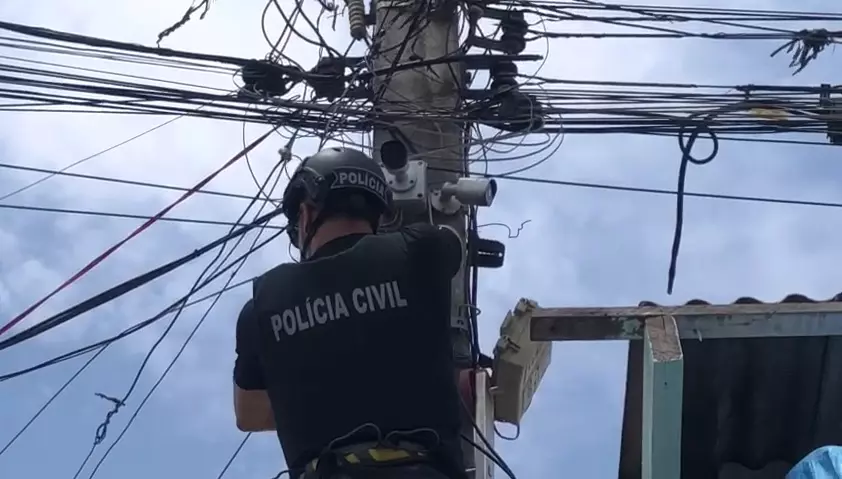 Traficantes instalam câmeras em postes para vigiar entrada de policiais e evitar flagrantes