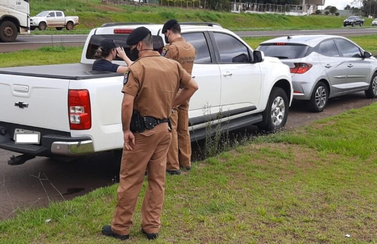 Mulher flagra marido com a amante em motel, entra em lona de proteção da caminhonete e se recusa a sair