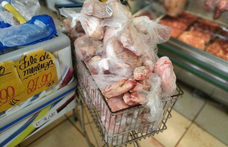 Mercado é interditado por armazenar bacon com larvas e vender produtos vencidos, em Maringá