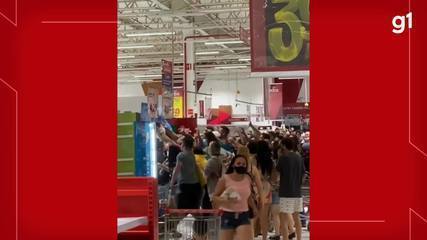 Clientes se aglomeram e disputam por carne em promoção em supermercado de Fortaleza