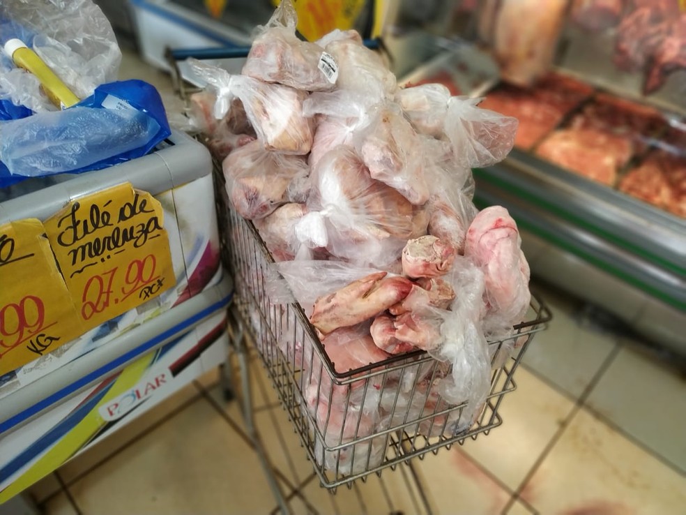 Mercado é interditado por armazenar bacon com larvas e vender produtos vencidos, em Maringá
